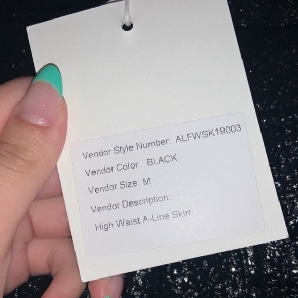 Avantlook textured mini skirt in black—NWT - Picture 12 of 15